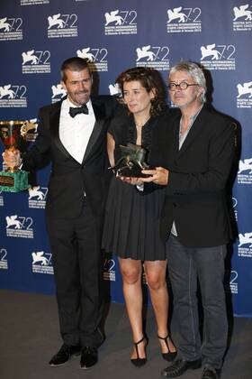 (150912) -- VENICE, Sept. 12, 2015 -- The producer Matthieu Tarot (L) and director Christian Vincent (R) pose with the Best Screenplay Award and the Coppa Volpi for Best Actor of the actor Fabrice Luchini for the movie L Hermine , during the award winners photocall during the 72nd Venice Film Festival, at the Lido of Venice, Italy, Sept. 12, 2015. ) ITALY-VENICE-FILM-FESTIVAL-72ND-AWARD-BEST SCREENPLAY YexPingfan 