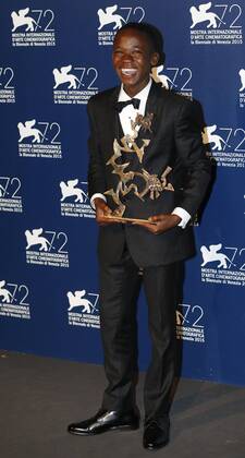 (150912) -- VENICE, Sept. 12, 2015 -- Actor Abraham Attah poses with the Marcello Mastroianni Award to a Young Actor for Beasts Of No Nations , as he attends the award winners photocall during the 72nd Venice Film Festival, at the Lido of Venice, Italy, Sept. 12, 2015. ) ITALY-VENICE-FILM-FESTIVAL-72ND-AWARD YexPingfan 