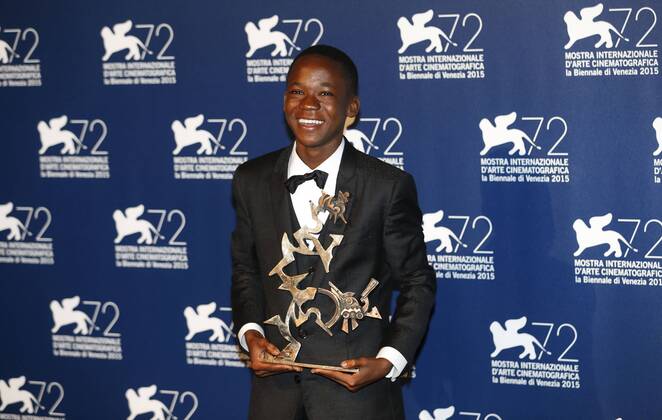 (150912) -- VENICE, Sept. 12, 2015 -- Actor Abraham Attah poses with the Marcello Mastroianni Award to a Young Actor for Beasts Of No Nations , as he attends the award winners photocall during the 72nd Venice Film Festival, at the Lido of Venice, Italy, Sept. 12, 2015. ) ITALY-VENICE-FILM-FESTIVAL-72ND-AWARD YexPingfan 