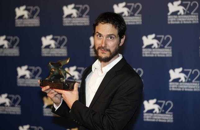 (150912) -- VENICE, Sept. 12, 2015 -- U.S. director Jake Mahaffy poses with the Orizzonti Award for Best Film for the movie Free in Deed , as he attends the award winners photocall during the 72nd Venice Film Festival, at the Lido of Venice, Italy, Sept. 12, 2015. ) ITALY-VENICE-FILM-FESTIVAL-72ND-AWARD YexPingfan 