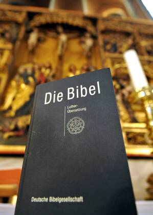 Lutherbibel in der Marktkirche in Hannover am 13.10.11. Sie war ein Jahrhundert-Ereignis und wirkt bis heute: Die Uebersetzung der Bibel durch Martin Luther. Fuer Protestanten ist sie das Grundbuch des Glaubens, fuer die Deutschen ein Quell der Sprache. Auch im Internetzeitalter bleibt sie als Bibel fuehrend. (Siehe epd-Bericht vom 14.09.15) Local Caption 00263630 Die Lutherbibel - Ein Wurf fuer Jahrhunderte Copyright: epd-bildx xJensxSchulze EDITORIAL USE ONLY