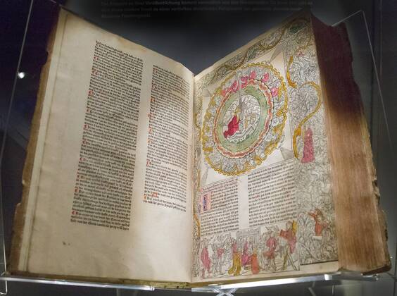 Die prachtvoll geschmueckte Nuernberger Koberger-Bibel von 1483 in der Sonderausstellung Luthers Meisterwerk ? ein Buch wie eine Naturgewalt im Frankfurter Bibelhaus Erlebnis-Museum am Dienstag (15.09.15). Die Ausstellung zeigt einzigartige Bibeldrucke, darunter die Gutenberg-Bibel von 1454 55, Erstausgaben des Neuen Testaments von 1522 und der Biblia Deutsch Martin Luthers von 1534 sowie reformierte und katholische Bibelausgaben des 16. Jahrhunderts. Insgesamt sind mehr als 70 Inkunabeln, Drucke und Autographen zu sehen. Die Ausstellung wird am Dienstagabend (15.09.15) im Beisein von Bundespraesident Joachim Gauck und dem Ratsvorsitzenden der Evangelischen Kirche in Deutschland (EKD), Landesbischof Heinrich Bedford-Strohm, eroeffnet und ist bis zum Jahresende zu sehen. (Siehe epd-Meldung vom 15.09.15) Spitzendrucke der aeltesten Bibeluebersetzungen in Frankfurt Copyright: epd-bild JochenxGuenther EDITORIAL USE ONLY