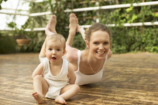 WELLNESS UND GESUNDHEIT Model Released: Junge Mutter macht Yoga Portrait of baby sitting in front of mother doing yoga exercise model released Symbolfoto  ABF000637