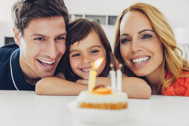 Geburtstag - Symbolbilder Family with daughter celebrating birthday with candles on cake model released Symbolfoto property released  CHAF000993