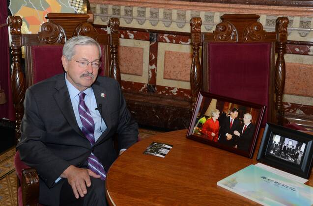(150918) -- DES MOINES, Sept. 18, 2015 -- Iowa Governor Terry Branstad receives an interview with Xinhua in Des Moines, Iowa, the United States, on Aug. 10, 2015. Iowa Governor Terry Branstad has said that he hopes Chinese President Xi Jinping s upcoming visit to the United States will bring his state more trade opportunities with China, especially in agriculture and renewable energy. ) U.S.-DES MOINES-CHINA-PRESIDENT-UPCOMING VISIT-GOVERNOR-INTERVIEW GuanxJianwu 