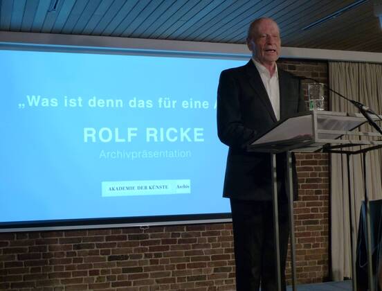 18.09.2015 wpBerlin : in der Akademie der Künste ( AdK ) im Hanseatenweg trafen sich am Freitagabend massgebliche Persönlichkeiten aus dem Bereich der bildenden Kunst, der Musik und der Literatur, um den Galeristen, Sammler und Mäzen Rolf RICKE, 81, mit einer Archivpräsentation zu feiern; Ricke hat Zeit seines ein enges Verhältnis zu den von ihm vertretetenen Künstlern gepflegt; er hat während seiner Galeriezeit in Köln in den 1960er Jahre den Kunstmarkt mit amerikanischer Kunst, zunächst vor allem Popart, versorgt; auf dem Foto erläutert der greise RICKE die Triebkräfte seines Schaffens