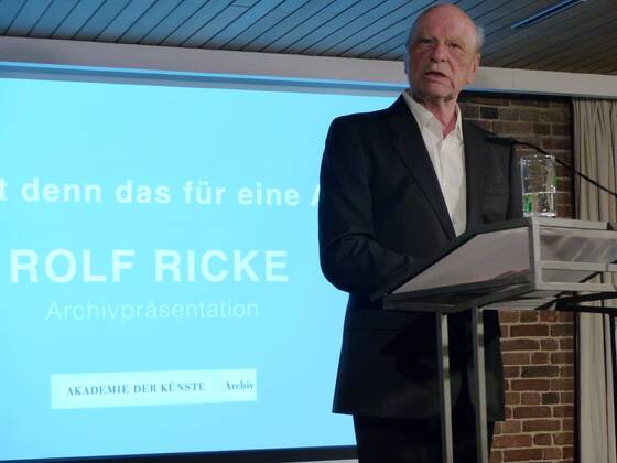 18.09.2015 wpBerlin : in der Akademie der Künste ( AdK ) im Hanseatenweg trafen sich am Freitagabend massgebliche Persönlichkeiten aus dem Bereich der bildenden Kunst, der Musik und der Literatur, um den Galeristen, Sammler und Mäzen Rolf RICKE, 81, mit einer Archivpräsentation zu feiern; Ricke hat Zeit seines ein enges Verhältnis zu den von ihm vertretetenen Künstlern gepflegt; er hat während seiner Galeriezeit in Köln in den 1960er Jahre den Kunstmarkt mit amerikanischer Kunst, zunächst vor allem Popart, versorgt; auf dem Foto erläutert der greise RICKE die Triebkräfte seines Schaffens