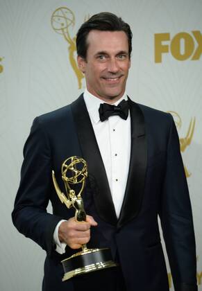Actor Jon Hamm, winner of Outstanding Lead Actor in a Drama Series for Mad Men, holds his Emmy at the 67th Primetime Emmy Awards in the Microsoft Theater in Los Angeles on September 20, 2015.  LAP20150920278 JIMxRUYMEN