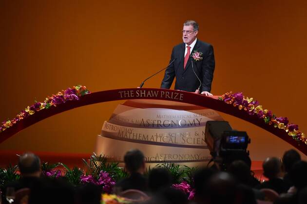 (150924) -- HONG KONG, Sept. 24, 2015 -- Professor Everett Peter Greenberg, winner of the Shaw Prize in Life Science and Medicine, speaks at the presentation ceremony of the annual Shaw Prize in Hong Kong, south China, Sept. 24, 2015. A presentation ceremony of the annual Shaw Prize was held Thursday in Hong Kong, with five U.S. and German scientists commended for their prominent work in astronomy, life science and medicine, and mathematical science. ) (zkr) CHINA-HONG KONG-SHAW PRIZE(CN) WuxYongjian