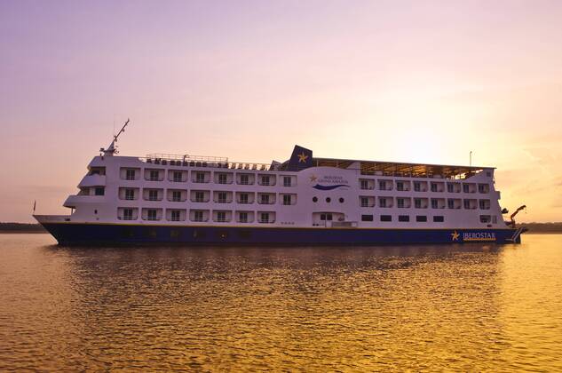Iberostar Grand Amazon Kreuzfahrtschiff am Amazonas in Brasilien McPMDF McPMDF