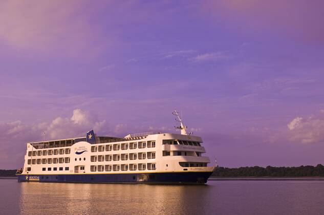 Iberostar Grand Amazon Kreuzfahrtschiff am Amazonas in Brasilien McPMDF McPMDF