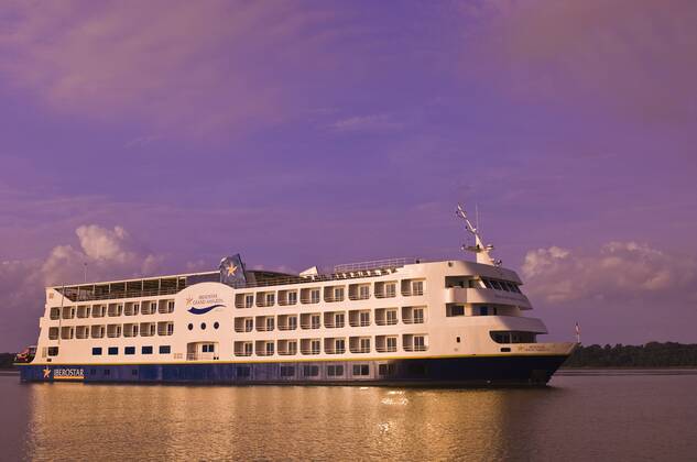Iberostar Grand Amazon Kreuzfahrtschiff am Amazonas in Brasilien McPMDF McPMDF