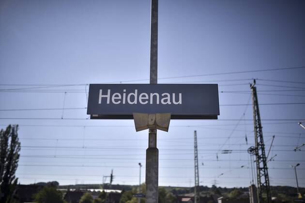 Ortsschild Heidenau, 01.10.2015; Heidenau , Sachsen. Das Bahnhoffsschild von Heidenau in Ostsachsen , aufgenommen an einem Bahnsteig des Bahnhofs in Heidenau. Deutsche Bahn , Bahn , Züge , Flüchtlinge , Flüchtlingskrise , Fluechtlingskrise , Politik , Fluechtlinge , Flüchtende , Geflüchtete , Gefluechtete , Flucht , Syrien , Schild , Ortsschild , Namensschild , Außenaufnahme , Ortschaft , Schriftzug ,Ortschild , Ortsmarke , Asylbewerber , Unterkunft , Flüchtlingsheim , Zentrale Aufnahmestelle , Proteste , Demonstrationen , Unruhen , Politsche , Demo , Polizei , Herbst , Stadt , Krise