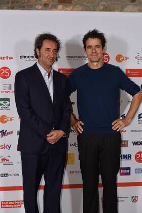 Der italienische Filmemacher Paolo Sorrentino, l-r, und der Regisseur Tom Tykwer kommen am 01.10.2015 in Köln zur Preisverleihung der 25. Cologne Conference. Ausgezzeichnet werden herausragende Leistungen aus der internationalen Film- und Fernsehbranche. Vom 25.09. bis 01.10. findet das Festival für herausragendes Fernsehen und unabhängige Filmkultur in Köln statt.