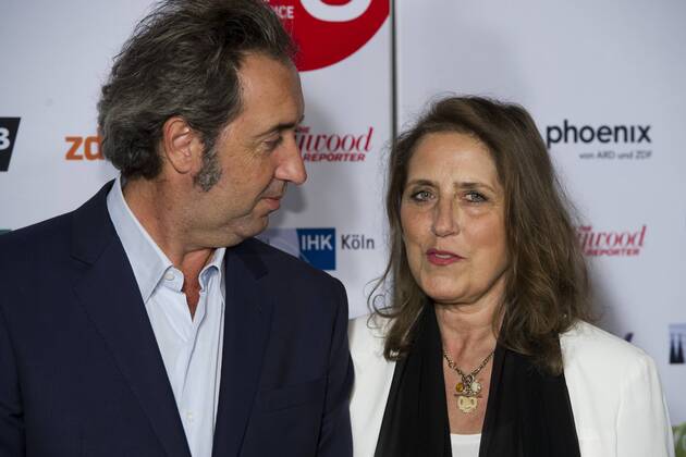 von links: Preistraeger Paolo SORRENTINO, ITA, Regisseur, Schriftsteller, Autor, Petra MUELLER, Müller, Geschaeftsfuehrerin der Filmstifung NRW, Roter Teppich, Red Carpet Show, Preisverleihung der Cologne Conference in Koeln, 01.10.2015.