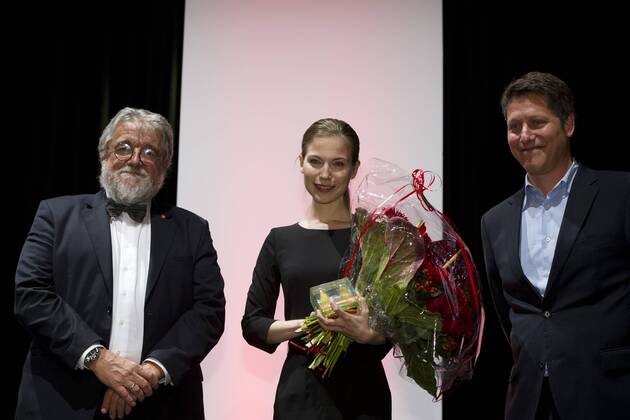von links: Raymund WITTE, Koeln Plus Partner, Stifter, Preistaegerin Nora von WALDSTAETTEN, von Waldstätten, AUT, Schauspielerin, Sam DAVIS, Laudator, Preisverleihung der Cologne Conference in Koeln, 01.10.2015.