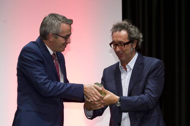 von links: Laudator Andreas WOLTER, Buergermeister Koeln, Preistraeger Paolo SORRENTINO, ITA, Regisseur, Schriftsteller, Autor, Preisverleihung der Cologne Conference in Koeln, 01.10.2015.