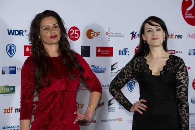 von links: Yazmeen BAKER, Schauspielerin, Claudia DALCHOW, Schauspielerin, Roter Teppich, Red Carpet Show, Preisverleihung der Cologne Conference in Koeln, 01.10.2015.
