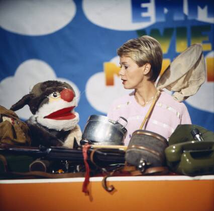Emm wie Meikel, Kinderserie 1975 - 1978, Meikel Katzengreis mit Moderatorin Hanni Vanhaiden. Copyright: Roba UnitedArchives00001