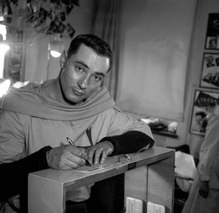 Der deutsche Schauspieler Martin Benrath füllt in einer Drehpause zum Fernsehspiel Nathan der Weise seinen Lottoschein aus, Hamburg Januar 1956. German actor Martin Benrath fixing his crosses for the lottery in a break of TV movie Nathan der Weise , Hamburg January 1956. Copyright: Roba SiegfriedxPilz UnitedArchives01875