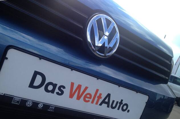 Themenbild VW Volkswagen Abgas Skandal, VW Motorhaube,Kuehlergrill VW Golf mit VW Emblem,Markenemblem,Logo,Slogan DAS WELT AUTO.