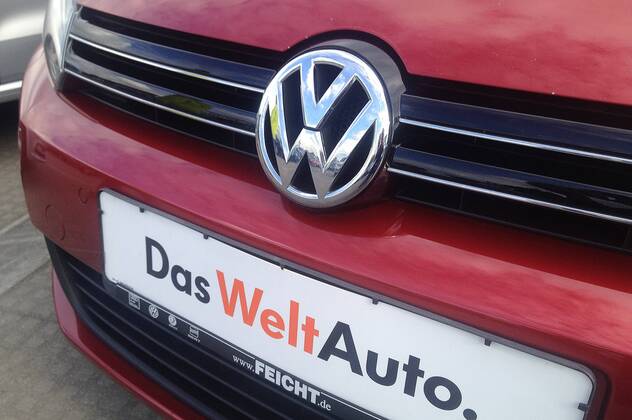 Themenbild VW Volkswagen Abgas Skandal, VW Motorhaube,Kuehlergrill VW Golf mit VW Emblem,Markenemblem,Logo,Slogan DAS WELT AUTO.