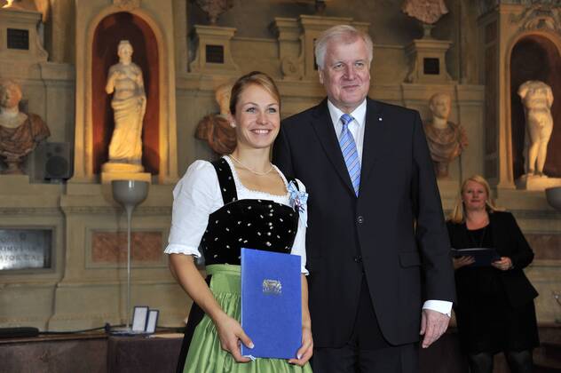 Magdalena Neuner und Horst Seehofer Bayerische Verdienstorden Verleihung Antiquarium der Residenz München München 14. Oktober 2015