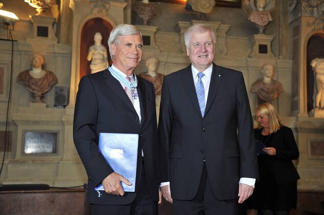 Dr. Michael Otto und Horst Seehofer Bayerische Verdienstorden Verleihung Antiquarium der Residenz München München 14. Oktober 2015