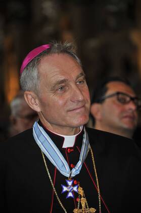 Erzbischof Dr. Georg Gänswein Bayerische Verdienstorden Verleihung Antiquarium der Residenz München München 14. Oktober 2015