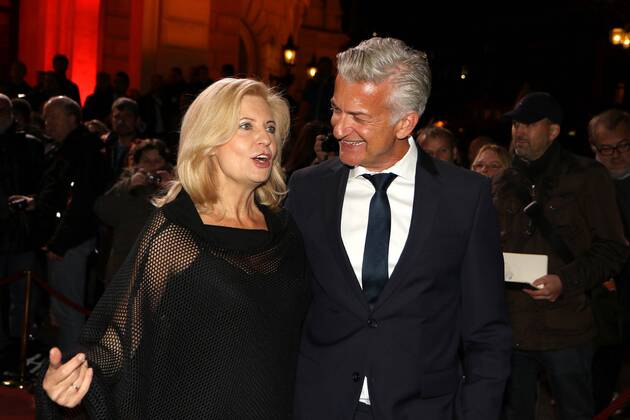 16.10.2015, Frankfurt, Alte Oper, roter Teppich, red Carpet Verleihung des Hessischen Film- und Kinopreises 2015 Schauspielerin Sabine Postel und Schauspieler Dominic Raacke: auf dem roten Teppich