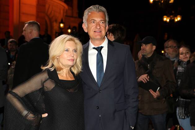 16.10.2015, Frankfurt, Alte Oper, roter Teppich, red Carpet Verleihung des Hessischen Film- und Kinopreises 2015 Schauspielerin Sabine Postel und Schauspieler Dominic Raacke: auf dem roten Teppich
