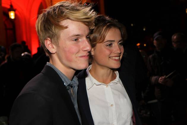 16.10.2015, Frankfurt, Alte Oper, roter Teppich, red Carpet Verleihung des Hessischen Film- und Kinopreises 2015 Anne Frank Darstellerin Mala Emde mit Begleitung auf dem roten Teppich