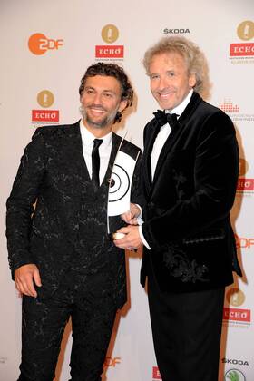 Presiträger Jonas Kaufmann mit Thomas Gottschalk bei der Echo Klassik 2015 Verleihung am 18.10.2015 in Berlin Echo Klassik 2015 in Berlin 