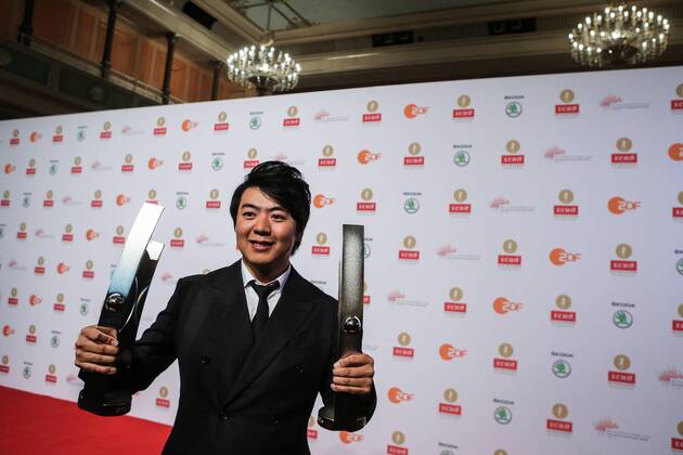 (151018) -- BERLIN, Oct. 18, 2015 -- Chinese pianist Lang Lang poses with his trophies after the award ceremony of Echo Klassik 2015 at the Konzerthaus in Berlin, Germany, on Oct. 18, 2015. Lang Lang was awarded the Echo Klassik music prize in the category instrumentalist of the year (piano) and a special prize for the Lang Lang International Music Foundation here on Sunday. ) GERMANY-BERLIN-ECHO KLASSIK-LANG LANG ZhangxFan 
