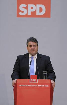 Berlin, Willy-Brandt-Haus, Verleihung des 4. Internationalen Willy-Brandt-Preises an die ungarische Philosophin Ágnes Heller und die britische Journalistin Sarah Harrison, Foto: Sigmar Gabriel, SPD-Parteivorsitzender und Bundesminister für Wirtschaft und Energie