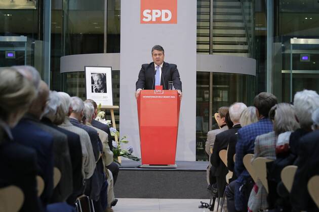 Berlin, Willy-Brandt-Haus, Verleihung des 4. Internationalen Willy-Brandt-Preises an die ungarische Philosophin Ágnes Heller und die britische Journalistin Sarah Harrison, Foto: Sigmar Gabriel, SPD-Parteivorsitzender und Bundesminister für Wirtschaft und Energie