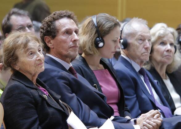 Berlin, Willy-Brandt-Haus, Verleihung des 4. Internationalen Willy-Brandt-Preises an die ungarische Philosophin Ágnes Heller und die britische Journalistin Sarah Harrison, Foto: Preisträgerin des Internationalen Willy-Brandt-Preises 2015, Prof. Ágnes Heller, Autorin und Philosophin, Prof. Dr. Julian Nida-Rümelin, Vorsitzender der Jury des Internationalen Willy-Brandt-Preises, Sarah Harrison, Journalistin