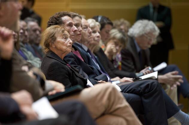 vl: Preistraegerin Philosphin Agnes HELLER (HUN), Prof. Julian NIDA-RUEMELIN (Vorsitzender der Jury des Internationalen Willy-Brandt-Preises), Sonderpreistraegerin Sarah HARRISON (britische Journalistin) mit ihren Eltern Ian und Jennifer HARRISSON. Verleihung des Internationalen Willy-Brandt Preis 2015 von der Sozialdemokratischen Partei Deutschlands (SPD) im Willy-Brandt-Haus in Berlin, Deutschland am 19.10.2015.