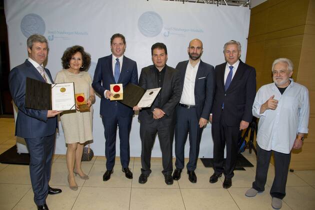 von links: Dr. Oded HOROWITZ, Vorstandsvorsitzender der juedischen Gemeinde Duesseldorf, Ruth RUBINSTEIN, Vorstandsmitglied der jueidischen Gemeinde Duesseldorf, Ran RONEN, Vorstandsmitglied der juedischen Gemeinde Duesseldorf, Preistraeger Hamed ABDEL-SAMAD, deutsch-aegyptischer Politologe und Autor, Preistraeger Ahmad MANSOUR, palaestinensich-israelischer Psychologe und Autor, Klaus WOWEREIT, Politiker, SPD, Laudator, Henryk M. BRODER, Publizist und Autor, Laudator, Verleihung der Josef Neuberger-Medaille 2015 der juedischen Gemeinde Duesseldorf, 22.10.2015