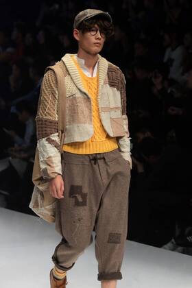 (151027) -- BEIJING, Oct. 27, 2015 -- A model shows a creation during the finals of the 24th Jeanswest Fashion Award in Beijing, capital of China,Oct. 27, 2015. ) (yxb) CHINA-BEIJING-FASHION AWARD(CN) LixMingfang 