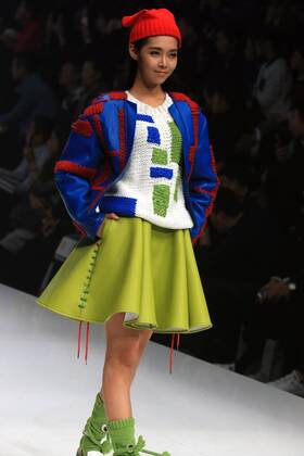 (151027) -- BEIJING, Oct. 27, 2015 -- A model shows a creation during the finals of the 24th Jeanswest Fashion Award in Beijing, capital of China,Oct. 27, 2015. ) (yxb) CHINA-BEIJING-FASHION AWARD(CN) LixMingfang 