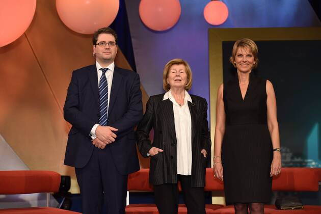 Die Preisträger der britische Journalist Eliot Higgins (l) und die ZDF Journalistin Marietta Slomka (r) und Ilse Friedrichs (m) posieren am 28.10.2015 in Köln bei der Verleihung des Hanns Joachim Friedrichs Preis 2015.