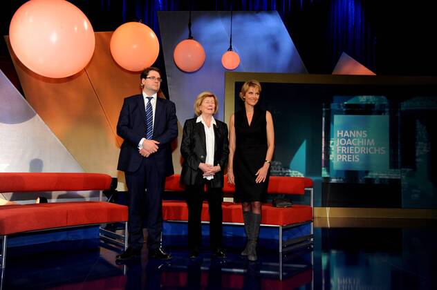 Die Preisträger der britische Journalist Eliot Higgins (l) und die ZDF Journalistin Marietta Slomka (r) und Ilse Friedrichs (m) posieren am 28.10.2015 in Köln bei der Verleihung des Hanns Joachim Friedrichs Preis 2015.