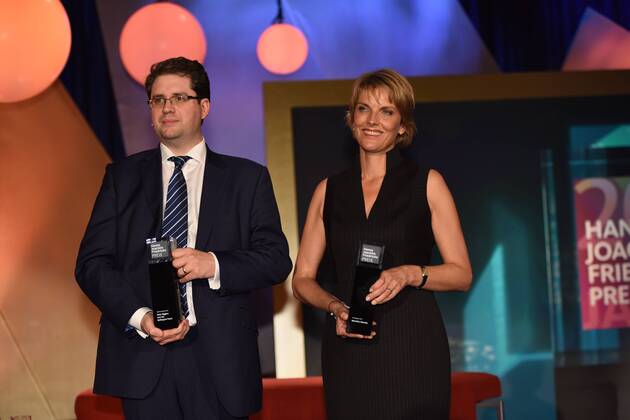 Die Preisträger der britische Journalist Eliot Higgins und die ZDF Journalistin Marietta Slomka posieren am 28.10.2015 in Köln bei der Verleihung des Hanns Joachim Friedrichs Preis 2015.