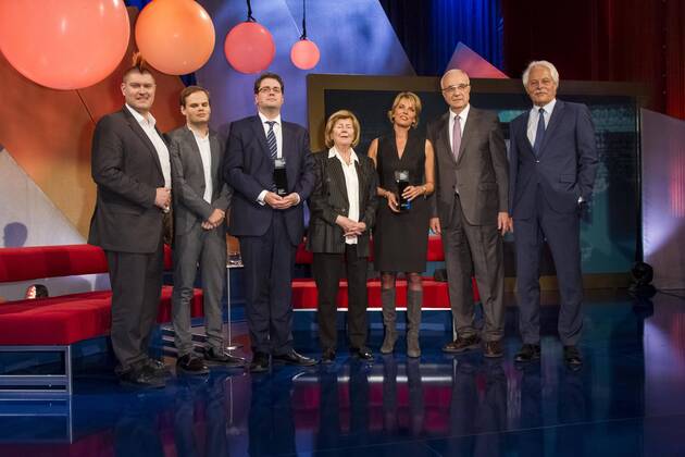 Sascha Lobo, Eliot Higgins, Ilse Friedrichs, Marietta Slomka, Fritz Pleitgen, Thomas Roth bei der Verleihung des Hanns-Joachim Friedrichs Preises am 28.10.2015 in Köln. Verleihung Hanns-Joachim Friedrichs Preis
