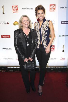 Anna-Maria Zimmermann mit Preisträgerin Stefanie Jeske bei der Verleihung der Goldenen Bild der Frau 2015 im Stage Operettenhaus. Hamburg, 29.10.2015 Foto:xU.xGlockmannx xFuturexImage