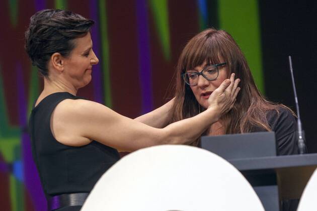Juliette Binoche und Isabel Coixet bei der Closing Ceremony mit Preisverleihung auf dem 60. Valladolid International Film Festival im Teatro Calderon. Valladolid, 31.10.2015 Juliette Binoche, Isabel Coixet 