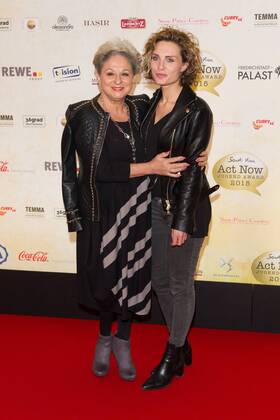 Dagmar Frederic mit Tochter Maxie - Verleihung des Act Now Jugend Award im Friedrichstadt-Palast Berlin am 02.11.2015. Verleihung Act Now Jugend Award