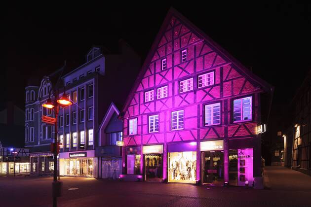Recklinghausen leuchtet , Illumination in der Altstadt, Gravemanns Hof, Fachwerkhaus und Ackerbuergerhaus, Wohnhaus und Geschaeftshaus Kunibertistrasse 16 in Recklinghausen, Ruhrgebiet, Nordrhein-Westfalen D-Recklinghausen, Ruhrgebiet, Westfalen, Nordrhein-Westfalen, NRW, Recklinghausen leuchtet , Festbeleuchtung in der Altstadt, Gravemanns Hof, Fachwerkhaus und Ackerbuergerhaus, Wohnhaus und Geschaeftshaus Kunibertistrasse 16, D-Recklinghausen, Ruhr area, Westphalia, North Rhine-Westphalia, NRW, Recklinghausen leuchtet , festival illumination in the historic downtown, Gravemanns Hof, residential house and business house Kunibertistrasse 16, half-timbered house