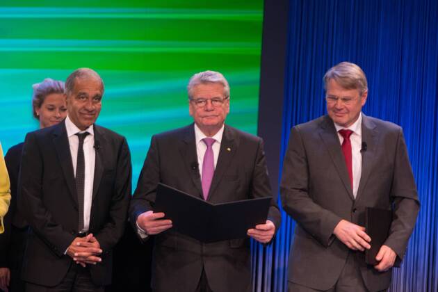 DEU, Deutschland, Nordrhein-Westfalen, Essen, 08.11.2015: Deutsche Bundesstiftung Umwelt Deutscher Umweltpreis Festakt Überreichung des Preises vlnr. Prof. Dr. Mojib Latif; Joachim Gauck, Bundespräsident; Dr. Heinrich Bottermann, Generalsekretär DBU